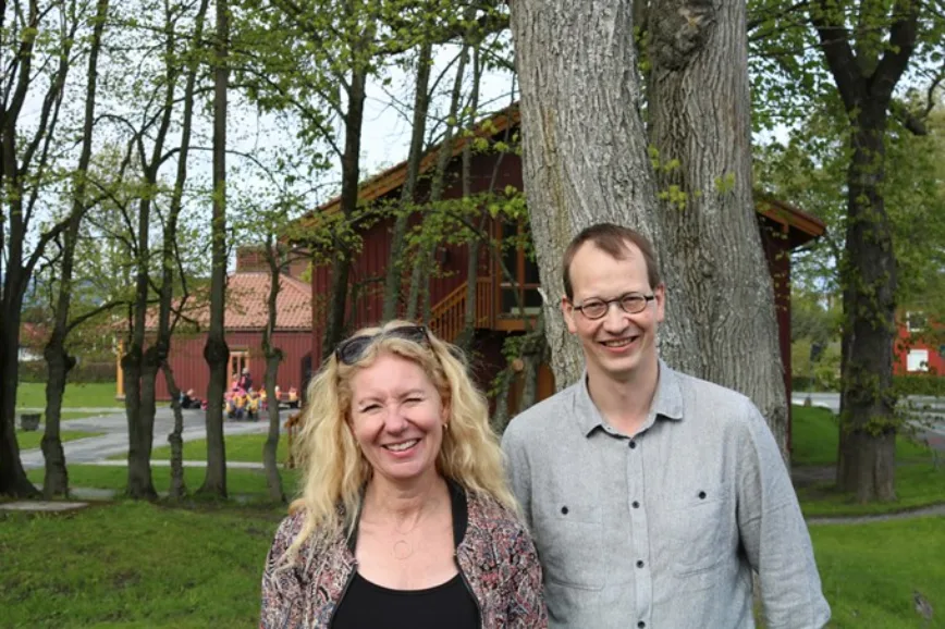 Dosent Kari Emilsen og prorektor Ingar Pareliussen fra DMMH lanserte ideen om et nettsted for menn i barnehagen til Kulturdepartementet i kjølvannet av handlingsplan for likestilling i skole og barnehage.