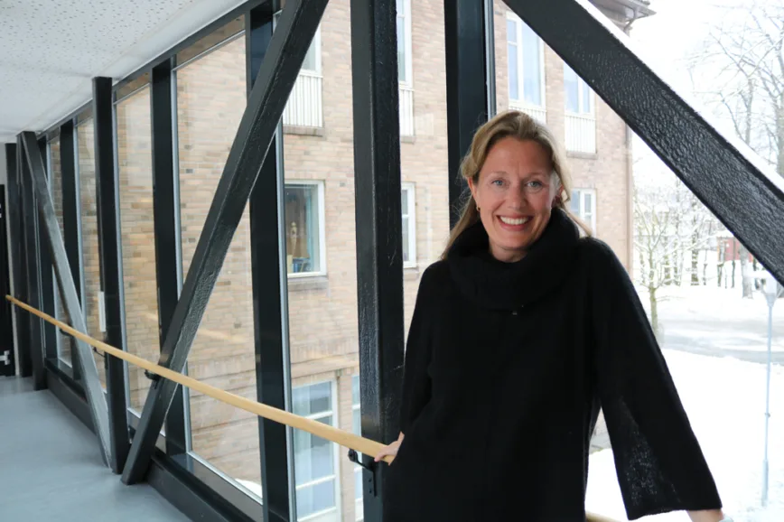 Marit Heldal er høgskolelektor på DMMH, og mottar prisen for sitt arbeid med naturbarnehagen Mikros Dounias, en 2 år gammel barnehage i flyktningeleiren Lesvos Solidarity Camp. Barnehagen tar imot både flyktningbarn og greske barn. Marit Heldal er høgskolelektor på DMMH, og mottar prisen for sitt arbeid med naturbarnehagen Mikros Dounias, en 2 år gammel barnehage i flyktningeleiren Lesvos Solidarity Camp. Barnehagen tar imot både flyktningbarn og greske barn.
