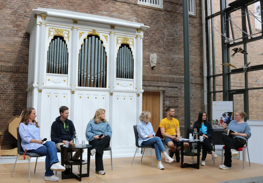 I panelet satt høgskolelektor Laila Skjei Flormælen, barnehagelærer Jørn Petter Rian, bachelorstudent Viktoria Skaftnes, høgskolelektor Kristin Vikan Knutsen, barnehagelærer Piet Cedrik Behrend og masterstudent Victoria Sørøy Knudsen. I panelet satt høgskolelektor Laila Skjei Flormælen, barnehagelærer Jørn Petter Rian, bachelorstudent Viktoria Skaftnes, høgskolelektor Kristin Vikan Knutsen, barnehagelærer Piet Cedrik Behrend og masterstudent Victoria Sørøy Knudsen.