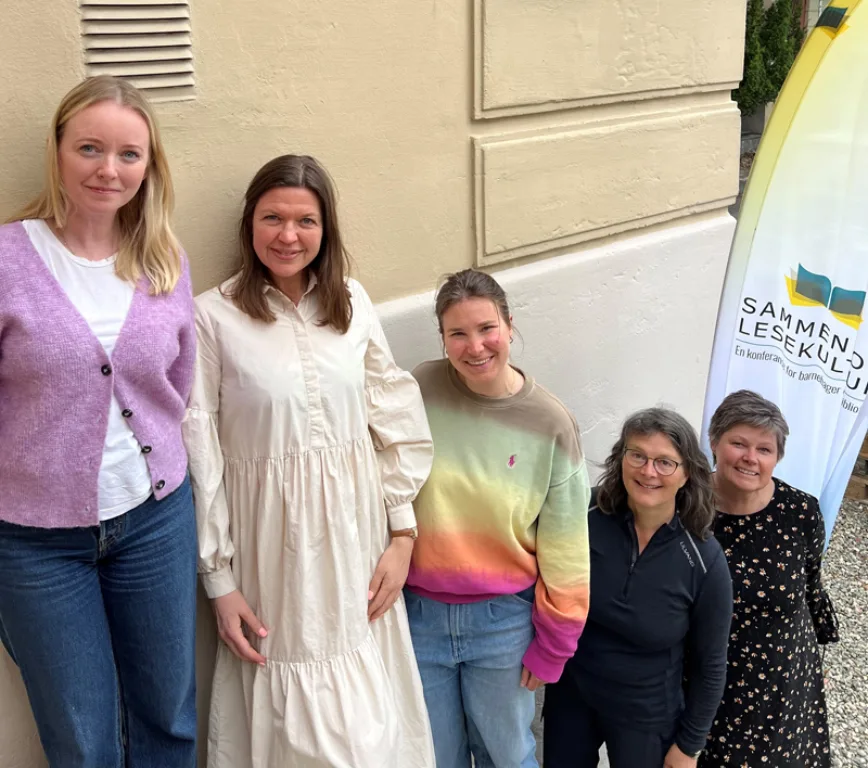 Programkomitèen for konferansen Sammen for lesekultur, sett fra venstre: Malin Kvam, seniorrådgiver Trøndelag fylkesbibliotek, Cecilie Dyrkorn Fodstad, førstelektor norsk DMMH, Astrid Sundset Moe, rådgiver bibliotekutvikling Vestland fylkeskommune, Kristin Storvig, seniorrådgiver Trøndelag fylkesbibliotek, Anita L.R. Vangstad, seniorkonsulent DMMH. Programkomitèen for konferansen Sammen for lesekultur, sett fra venstre: Malin Kvam, seniorrådgiver Trøndelag fylkesbibliotek, Cecilie Dyrkorn Fodstad, førstelektor norsk DMMH, Astrid Sundset Moe, rådgiver bibliotekutvikling Vestland fylkeskommune, Kristin Storvig, seniorrådgiver Trøndelag fylkesbibliotek, Anita L.R. Vangstad, seniorkonsulent DMMH.
