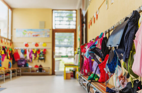 Svensk-norsk forskning skal gjøre SFO og lokale fritidsklubber mer forlokkende for eldre barn Empty hallway in the school, backpacks and bags on hooks, bright recreation room