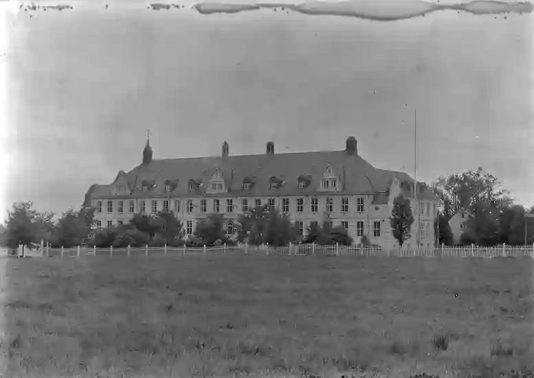 Dalen offentlige skole for blinde - Forskjellige exteriører av Skolebygningen og Bestyrerboligen 1912