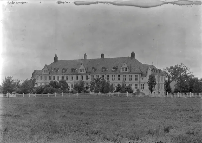 Dalen offentlige skole for blinde - Forskjellige exteriører av Skolebygningen og Bestyrerboligen 1912