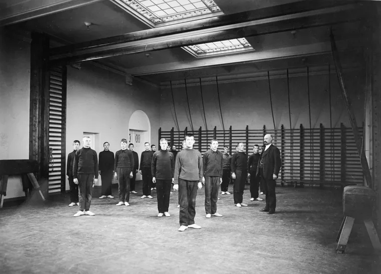 Gymsal på Dalen offentlige skole for blinde. Glassvinduene sees øverst i bildet.