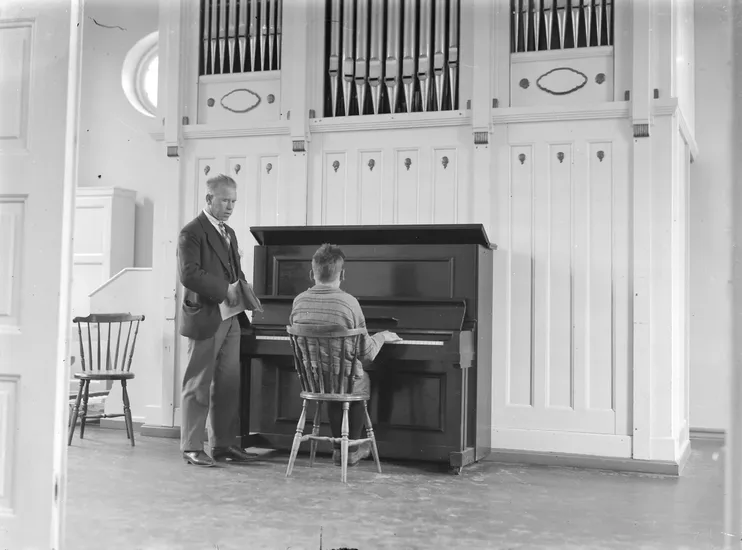 Musikkundervisning 1932. Orgelet er tegnet av Johan Osness.