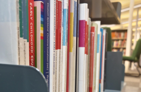 Bokhylle på biblioteket
