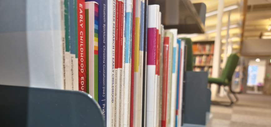 Bokhylle på biblioteket