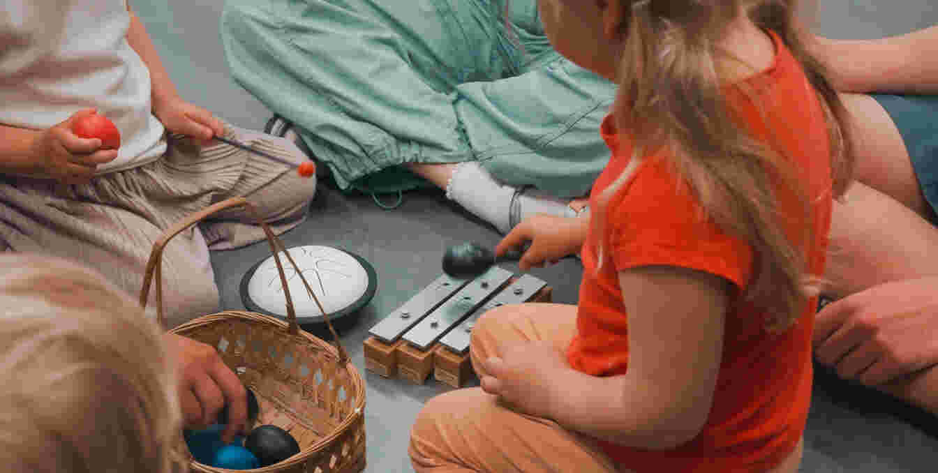 Barn leker seg med ulike musikk instrument