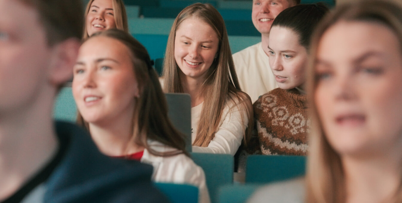 Bilder av studenter i forelesningssal