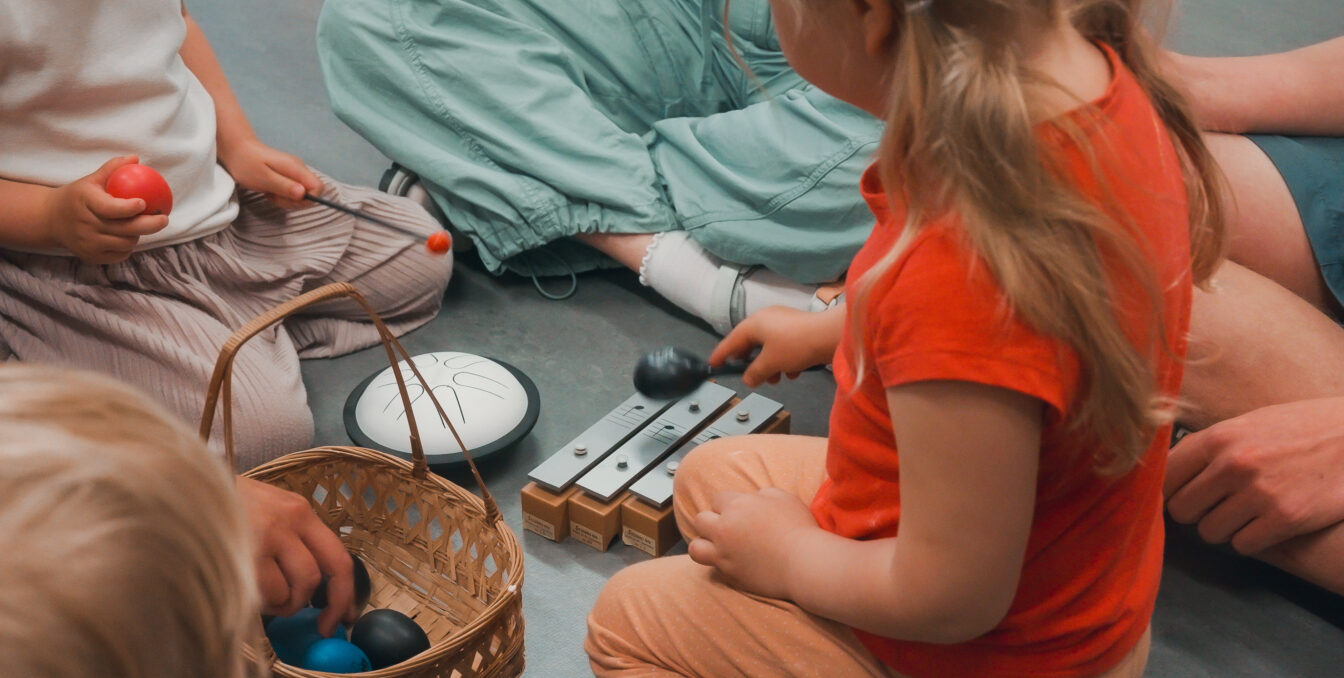Barn leker seg med ulike musikk instrument