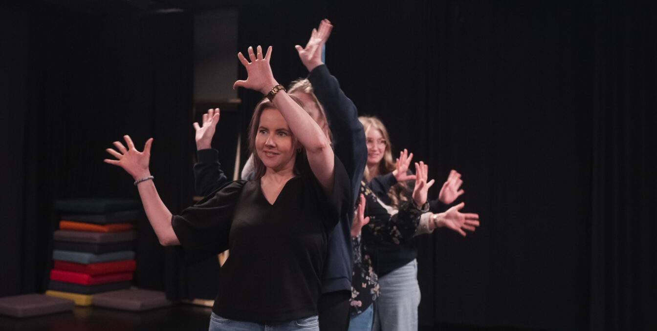 Studenter dramatiserer i dramasalen