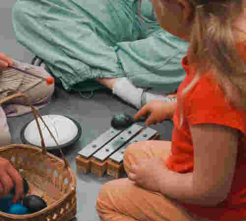Barn leker seg med ulike musikk instrument