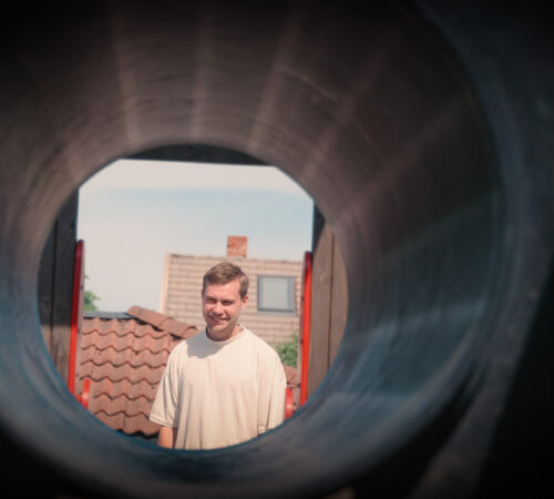 Mann ser gjennom en tunnel i et lekestativ