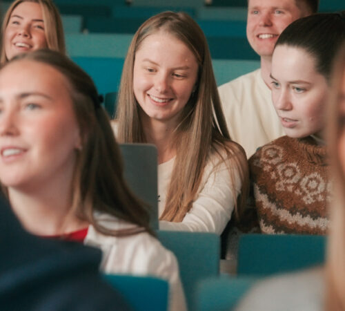 Bilder av studenter i forelesningssal