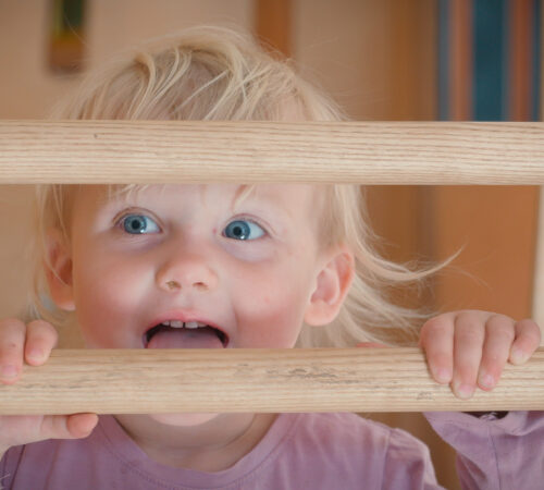 Morsomt bilde av et barnehagebarn som leker