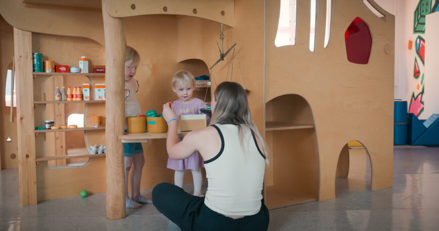 Barnehagelærer leker butikk med to barn