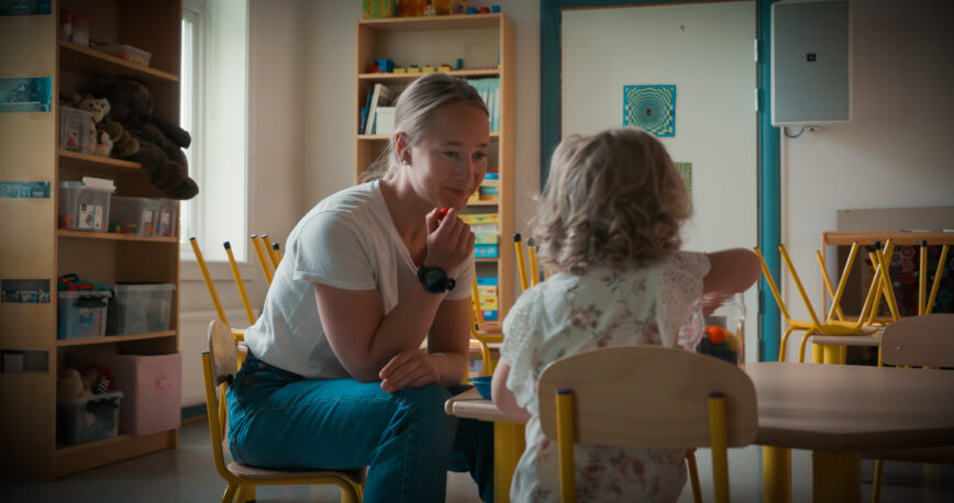 Kvinnelig barnehagelærer leker med ei lita jente