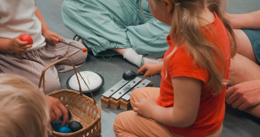 Barn leker seg med ulike musikk instrument