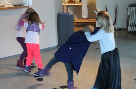 Hva ser vi? Dette er et bilde av fire barnehagebarn som danser ilag.