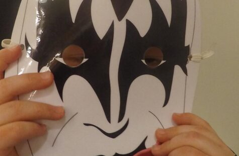"I dag skal vi på Rockheim og rocke" Bilde av et barn med en KISS maske. Bandet KISS er et kjent rockeband fra USA.