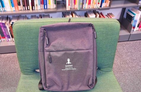 Pc-sekk Et bilde av en grå pc sekk på en grønn stol i biblioteket ved Dronning Mauds Minne.