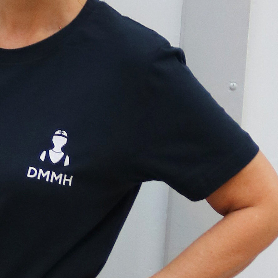 Mørkeblå t-skjorte, nærbilde