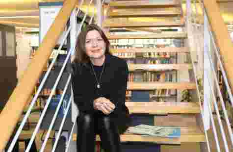 Jeg har veldig stor respekt for den jobben studentene våre skal gjøre i barnehagene, sammen får vi dem rustet til dette Dette er et bilde av dosent Cecilie Dyrkorn Fodstad som sitter i en trapp i høgskolens bibliotek.