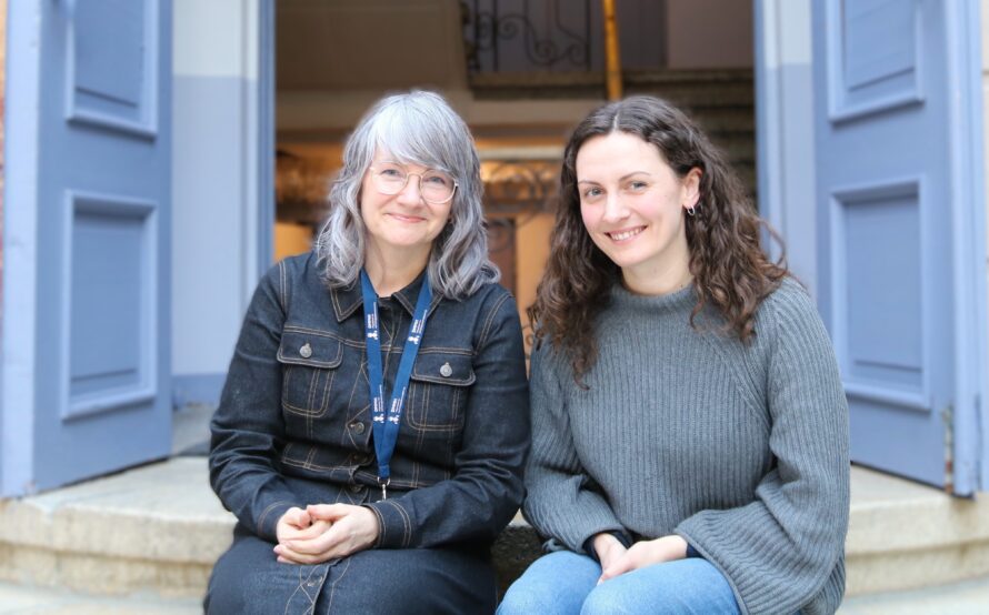 Sissel Dahlen Fjæran, ansvarlig for studiet, her sammen med student Stine Marie Grønningsæter Aarsheim i Glassgården.