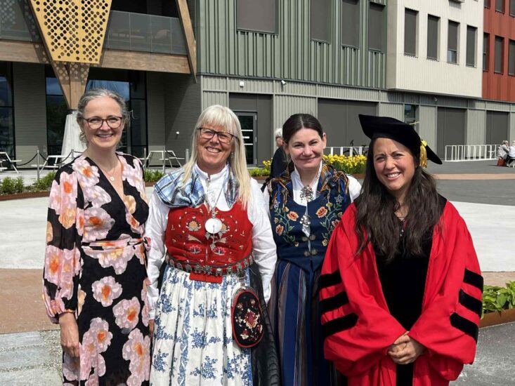 4 lærere er pyntet til fest.