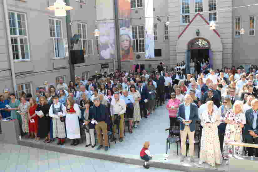 Festpyntede mennesker i Glassgården på DMMH.