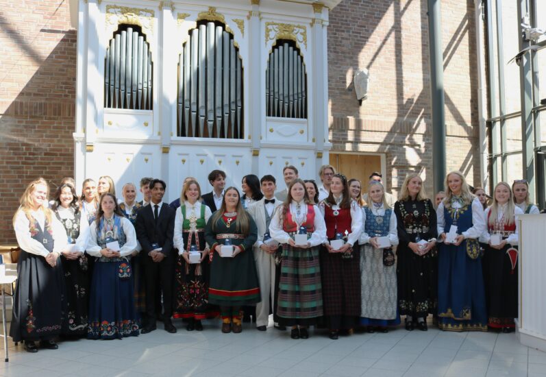 Bunadskledde mennesker på DMMH.