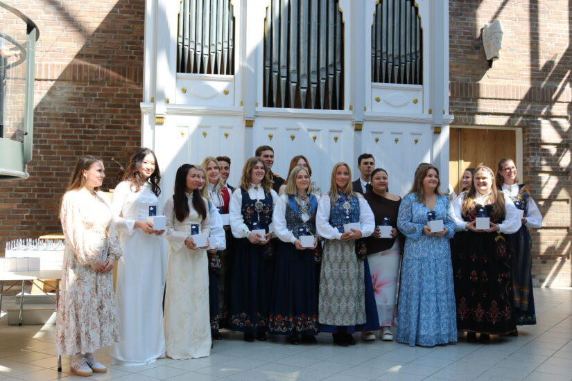 Festkledde ungdommer på DMMH.