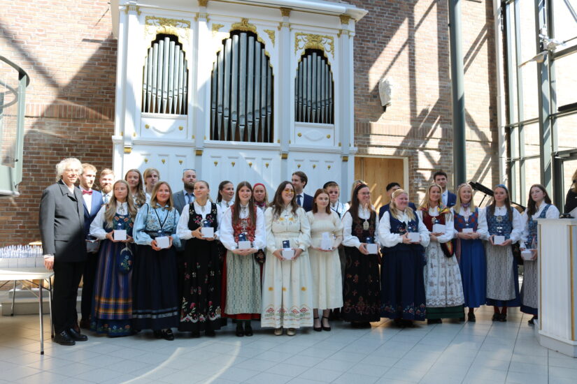Festkledde studenter på DMMH.