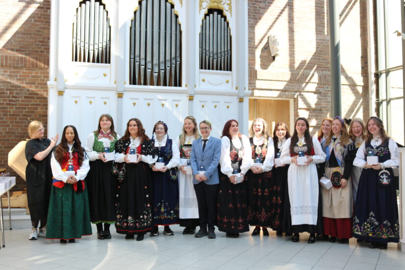 Festkledte mennesker på DMMH.