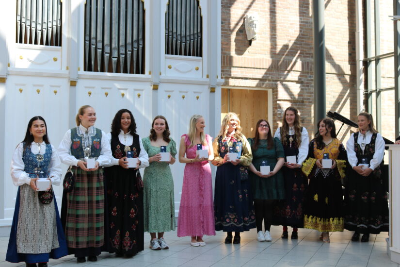 Festkledte mennesker på DMMH.