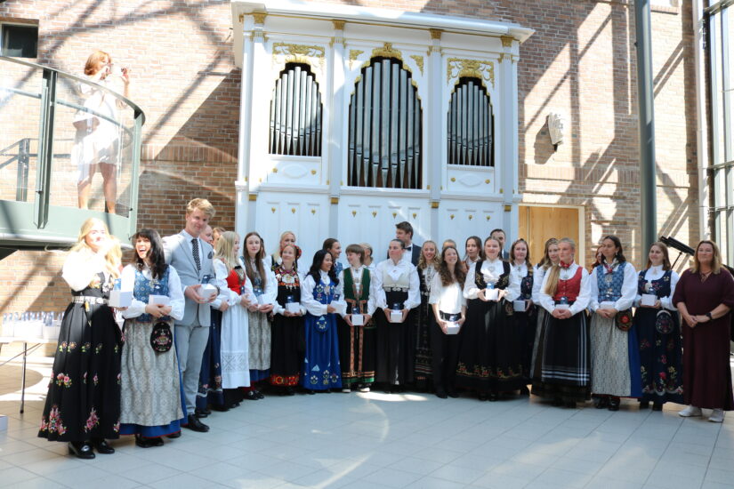 Festkledde unge voksne på DMMH.