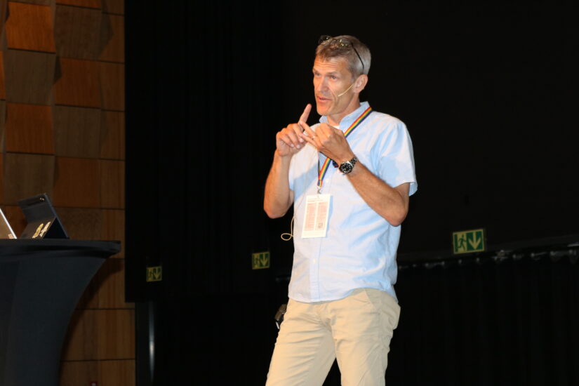 En mann står og snakker