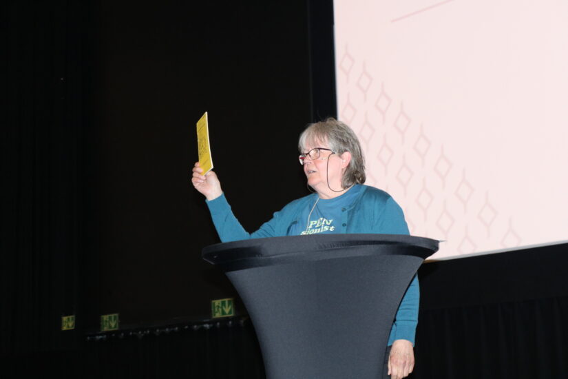 En kvinne står bak en talerstol