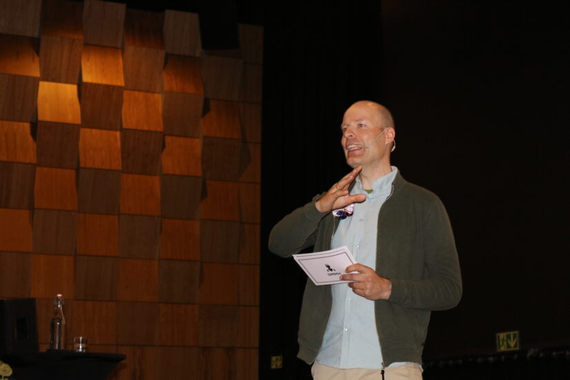 En engasjert mann taler