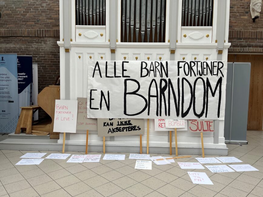 Bilde av mange bannere og plakater til støtte for barna i Gaza.