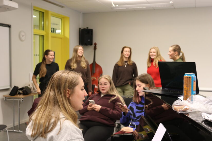 ilde av noen studenter som øver rundt et piano