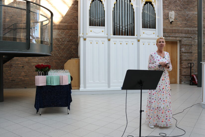 En kvinne snakker i en mikrofon.