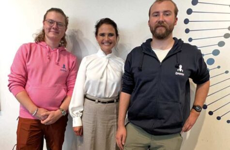 Kunnskapsministeren på besøk i Kristiansund En kvinne står med en ung mann på hver side.