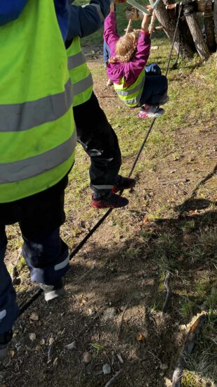 Noen barn går på line.