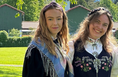 Ny ledelse i Studentparlamentet To bunadskledde damer fotografert utendørs
