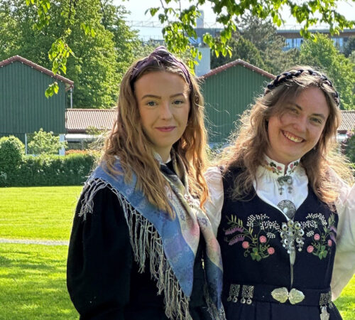 To bunadskledde damer fotografert utendørs