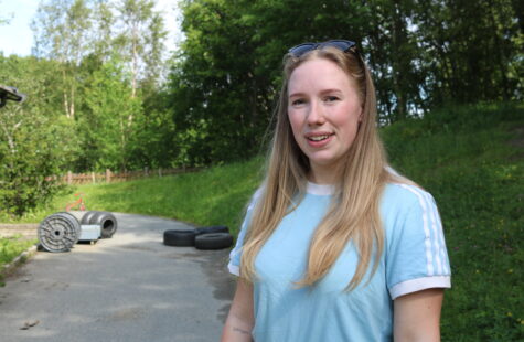 Livet etter studiene Utendørs portrett av en ung kvinne.