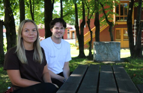 Tid for utveksling En ung kvinne og en ung mann sitter ute på en benk.