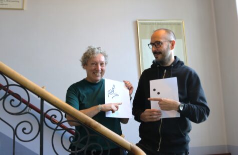 Punktskrift på tapetet i barnehagelærerutdanningen En kvinne og en mann er avbildet i en trapp.