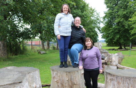 Exploring Kindergartens in Norway 3 kvinner står delvis oppå noen trestubber